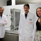 Adrián Escapa, Raúl Mateos e Isabel San Martín en uno de los laboratorios de la ULE. DL