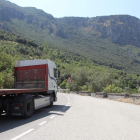 Un camión atraviesa la zona de curvas de Peñarrubia, en donde también se actuará