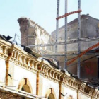 El edificio está apuntalado pero aún así podría derrumbarse dado su estado de deterioro.