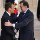 Emmanuel Macron recibe a Mariano Rajoy en el Palacio del Elíseo, el viernes 16 de junio.