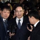 El heredero de Samsung, Lee Jae-Yong (centro), abandona el tribunal que ha ordenado su arresto, este viernes en Seúl.