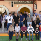 Los autores de las fotos de la exposición posan en el andén de La Ercina.