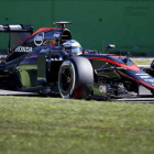 Fernando Alonso pilotando durante la tercera sesión de entrenamiento libre para el Gran Premio de Italia de F-1 en Monza.
