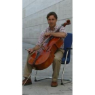 El músico Luis Zorita posa con su violenchelo