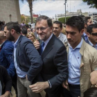 El presidente del Gobierno en funciones, Mariano Rajoy, increpado a su llegada al municipio valenciano de Alfafar.