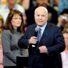 McCain ofrece un discurso de campaña junto a la candidata a la vicepresidencia, Sarah Palin