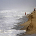 Un hombre toma fotografías del huracán 'Patricia' desde la playa de Acapulco, México.