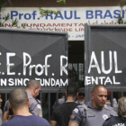 Policías en la entrada de la escuela Raul Brasil, en Suzano, donde se ha producido el tiroteo.