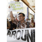 Activistas contra la OMC protestan en Indonesia.