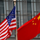 Las banderas de Estados Unidos y China ondean en Beijing, China, en las horas previas a la reunión en San Francisco. F EFE/EPA/MARK R. CRISTINO