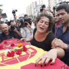Familiares de uno de los fallecidos lloran en el funeral.