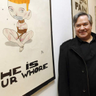 El dibujante leonés en la Casa de León ante una de las ilustraciones que se exponen.