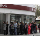 Colas ante una sucursal bancaria en Nicosia.