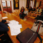Un momento de la reunión entre Ayuntamiento y asociaciones vecinales. RAMIRO