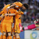 Los jugadores del Real Madrid celebran su primer gol materializado por Illarramendi.