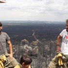 Voluntarios de Tabuyo ante el paisaje quemado.