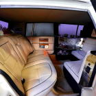 En las imágenes pueden verse detalles de parte de la colección de vehículos históricos que tiene José Luis Fernández, ‘Cabo’. El interior de la limusina Excalibur blanca muy demandada para bodas, un Cadillac descapotable o un Rolls-Royce apare