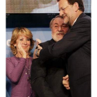 Aguirre observa el saludo de Mayor Oreja y Mariano Rajoy