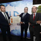 Javier Morán y Juan María Vallejo escoltan al galardonado, Edelmiro Vega. ANA F. BARREDO