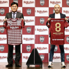 Iniesta y el propietario del Kobe en la renovación del jugador. VISSEL