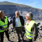 Pilar del Olmo, Javier Fernández y Ricardo González Mantero, ayer a unos 1.500 metros de altitud en la cantera de Cupa de las Arcas. L. DE LA MATA