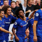 Las estrellas del Chelsea celebran un gol en partido de la Premier en Stamford Bridge.