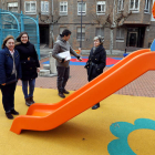 Aurora Baza, Marta Mejías y Ana Franco, en la zona de juegos de Demetrio Monteserín. MARCIANO PÉREZ