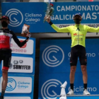 Juan Vigil en lo alto del podio del Gran Premio Ribeira Sacra. DL