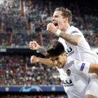 Carlos Soler y Santi Mina celebran el tercer gol del Valencia ante el Young Boys. KAI FÖRSTERLING