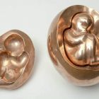 Detalles de la obra que la casa de subastas online Setdart.com pondrá a la venta el 7 de noviembre. La escultura de bronce dorado, sin título, mide 13 por 19 centímetros.