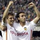 El valencianista Moretti celebra su gol con Joaquín