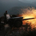 Un soldado sirio dispara con un cañón en la provincia de Latakia, el 10 de octubre.