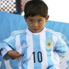 El niño Murtaza muestra con orgullo la dedicatoria de Messi en la camiseta de la selección argentina