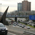Cientos de vehículos circulan por la M-30, vía de circunvalación que rodea Madrid.