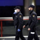 Efectivos de la Policía Nacional vigilan este la estación de tren del Cercanías de Nuevos Ministerios de Madrid , hoy. MARISCAL