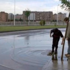 El agua anegó la glorieta de acceso al puente del Centenario