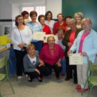 Algunas de las participantes del curso posan con sus diplomas en el Ayuntamiento de Montejos.