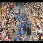 Unos veinte mil ponferradinos, entre los que se congregaron ante el Ayuntamiento y los que saludaron el paso del equipo, celebraron ayer el ascenso blanquiazul a Segunda División.