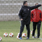 Luis Cembranos vuelve a tomar el mando en el banquillo tras cumplir su sanción