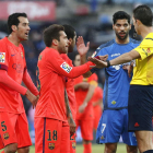 Futbolistas del Barça le protestan al árbitro una decisión suya durante el partido con el Getafe.