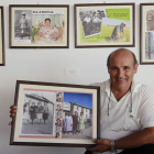 El fotógrafo Jesús González Gómez, natural de Villadangos del Páramo, muestra algunos de sus trabajos en la exposición que actualmente puede visitarse en el Ayuntamiento de la localidad.