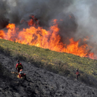 Brigadistas ante una lengua de fuego el 21 de abril de 2017. AFB