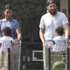 Zoe Saldana, con su marido, Marco Perego, y sus hijos, Cy y Bowie, a su salida de un supermercado de Los Ángeles