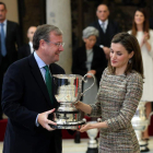 Silván recibe de manos de la reina Letizia el trofeo de Mejor Entidad Local Española concedido al Ayuntamiento de León. RAQUEL P. VIECO