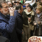 El presidente del Gobierno, Mariano Rajoy, durante su paseo por Logroño antes de ofrecer un mitin electoral.