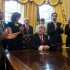 Trump tras firmar una orden ejecutiva en el despacho oval.