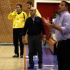 Jordi Ribera mira con gesto de preocupación un lance del choque; detrás los porteros Álamo y Alilovi