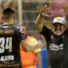 Maradona festeja un gol con uno de sus jugadores.