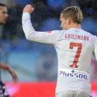 El rojiblanco Griezmann celebra el primer gol del Atlético en el campo del Eibar.