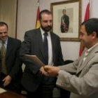 Carlos Guash, Ricardo Fernández, y el alcalde de Toral,  durante la firma del convenio